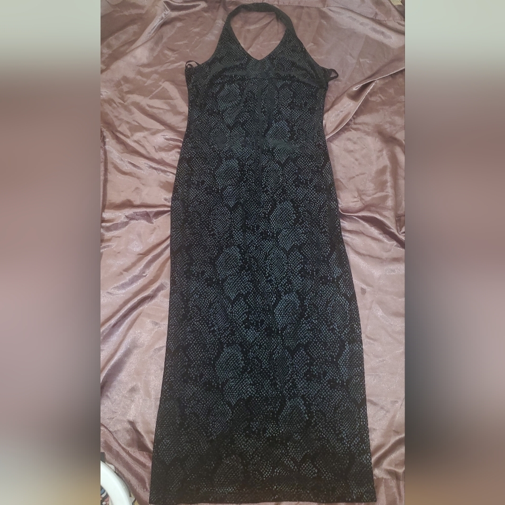 Black Maxidress features a halter-style neckline with a V-cut /double side slits